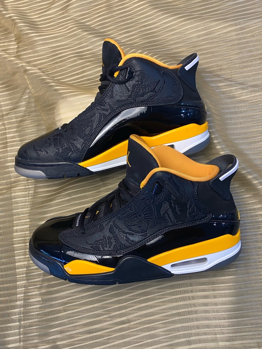 JORDAN Men Black and Yellow Athletic Sneakers with Embossed Side Panels, size 9